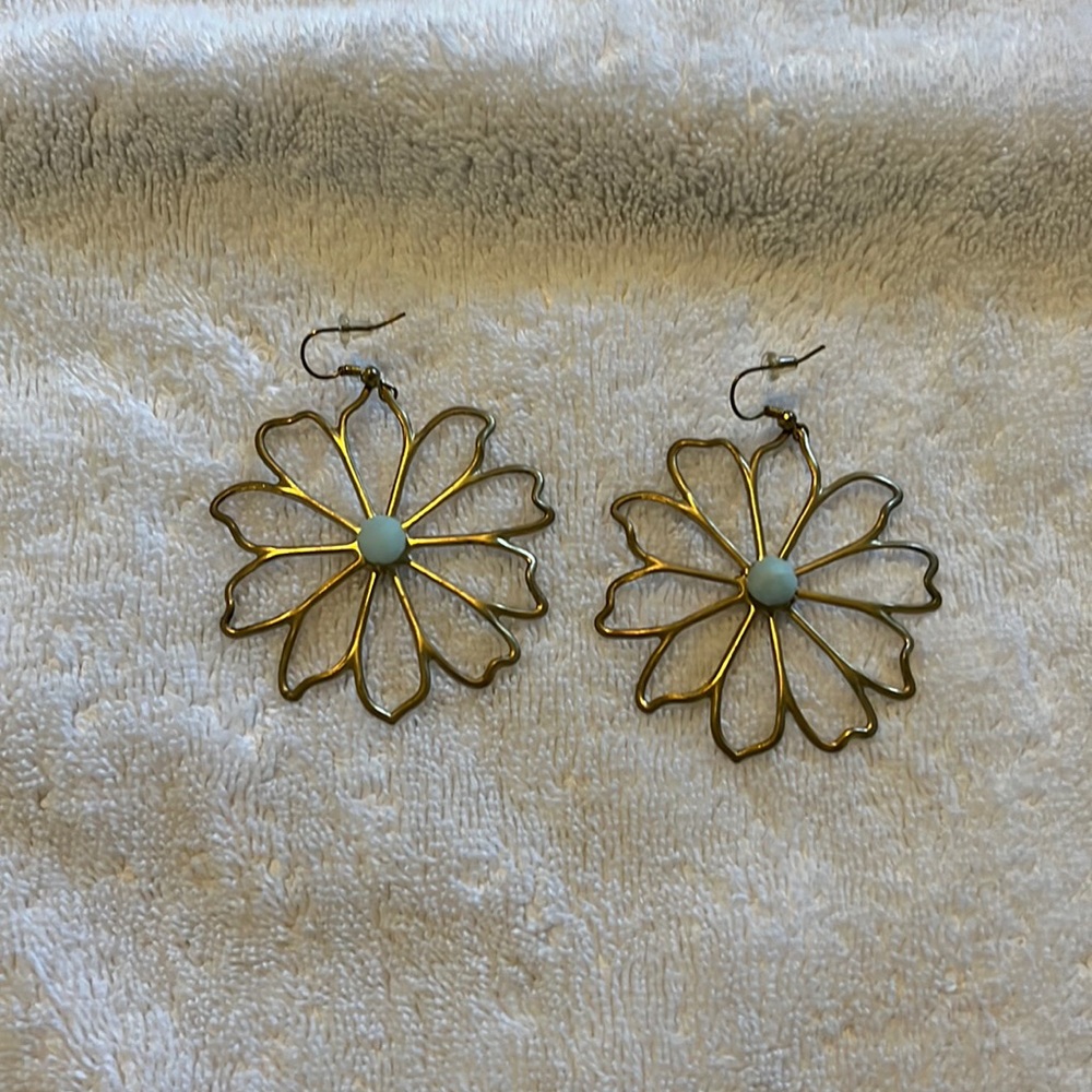 Light daisy earrings